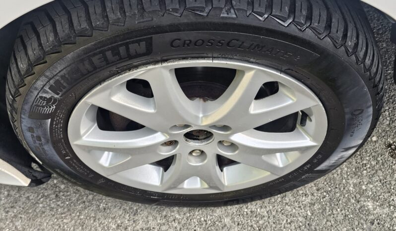 Toyota Auris 1.33 Dual VVT-i Colour Collection Euro 5 (s/s) 5dr full